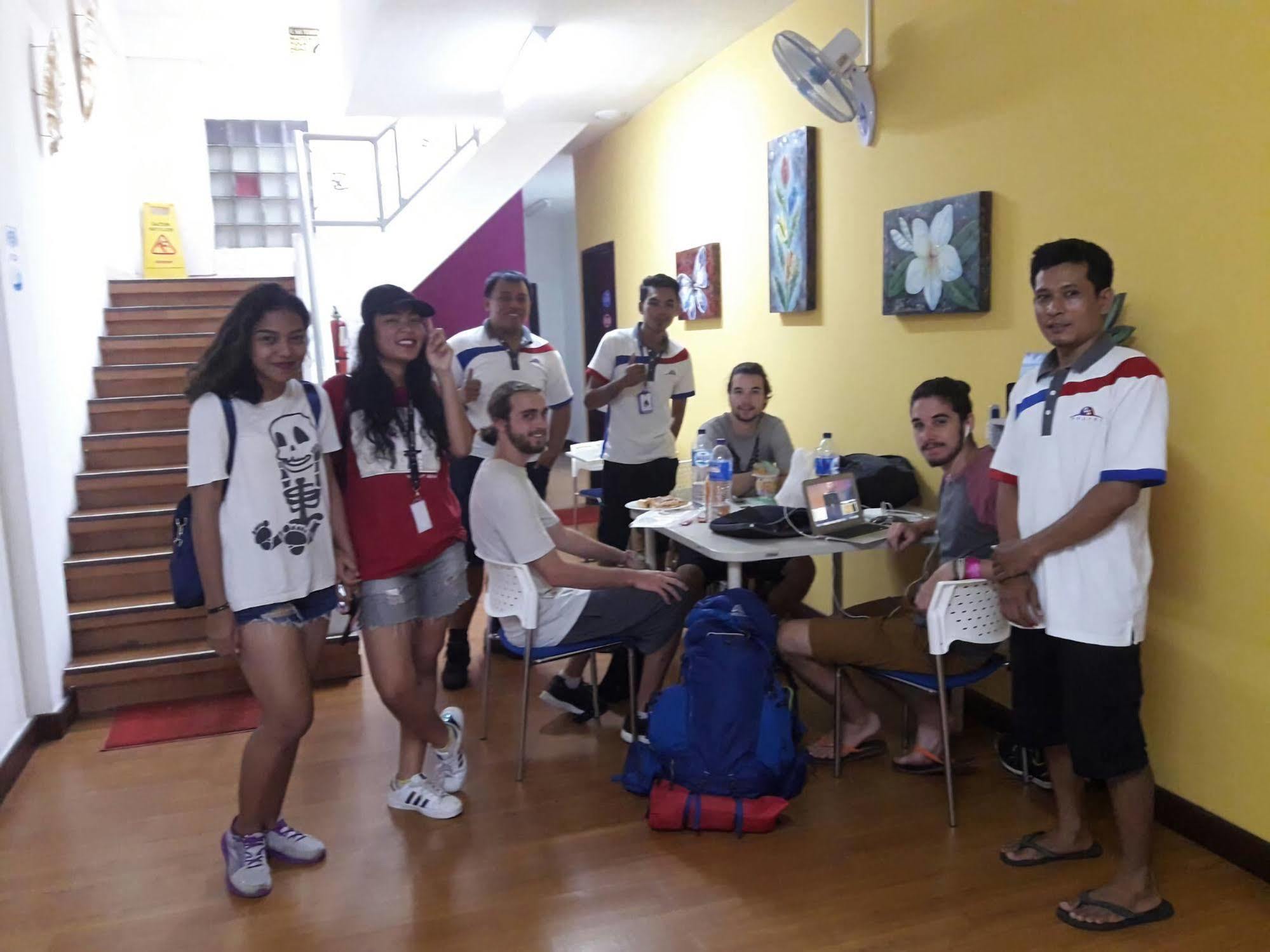 Cx Hostel Kuta Raya Kültér fotó