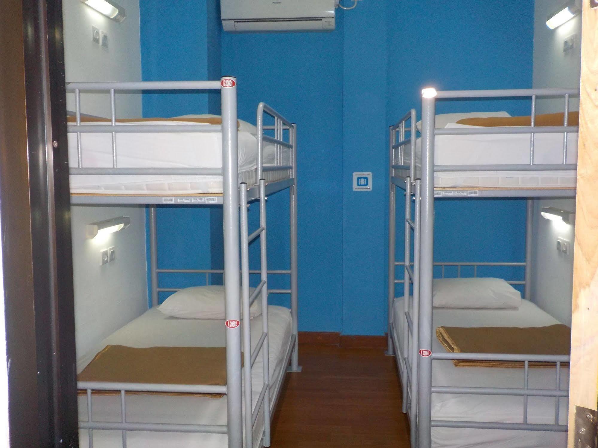Cx Hostel Kuta Raya Kültér fotó