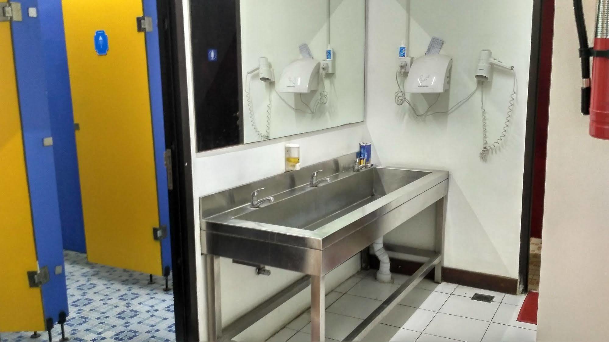 Cx Hostel Kuta Raya Kültér fotó